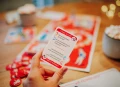 Znamy Się - towarzyska gra planszowa  z rysunkami Andrzeja Mleczki